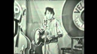 Johnny Cash Does Elvis Presley (Live) - Heartbreak Hotel chords