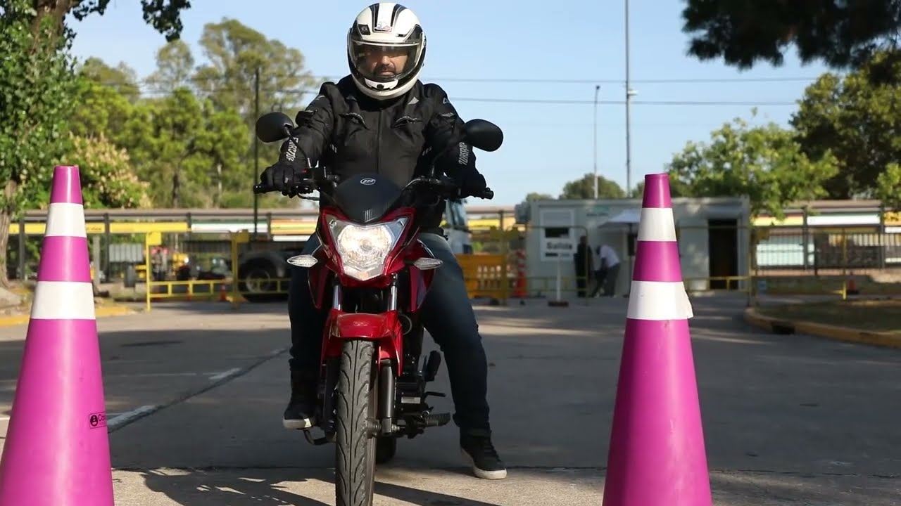 Examen Práctico en MOTO Mirá el nuevo examen práctico para obtener la licencia de conducir en moto en la Ciudad de Buenos Aires. En este video te proporcionamos información esencial y requisitos que te ayudará a prepararte. Conocé más detalles en https://buenosaires.gob.ar/gobierno/licencias-de-conducir/examen-practico