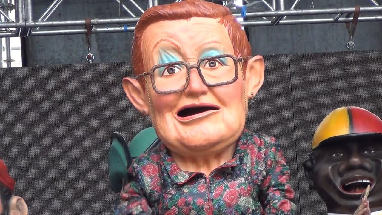 Presentación del cabezudo de Serafina la Cigarrera