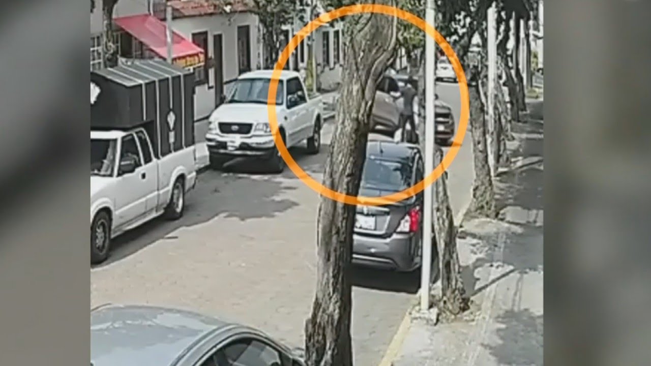 Camioneta atropella a joven que paseaba a su perro en CDMX - YouTube