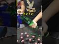 何の変哲もない瓶を叩く理由