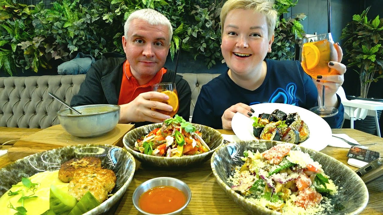 Мукбанг ОТМЕЧАЕМ Вовкин День Рожденья! ПОЛНЫЙ стол ЕДЫ в ресторане! РОЛЛЫ, кукса, харчо, ШАШЛЫК