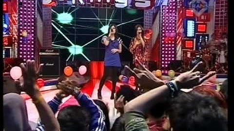 T2 "Cinta Aku Gila" performed di Derings (15/12) (Courtesy TransTV)