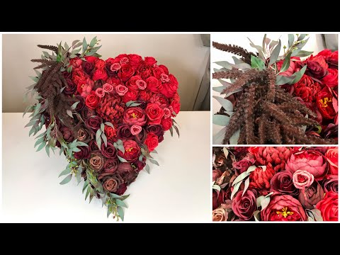 Wideo: Jak Zrobić Wieniec Z Kwiatów W Kształcie Serca