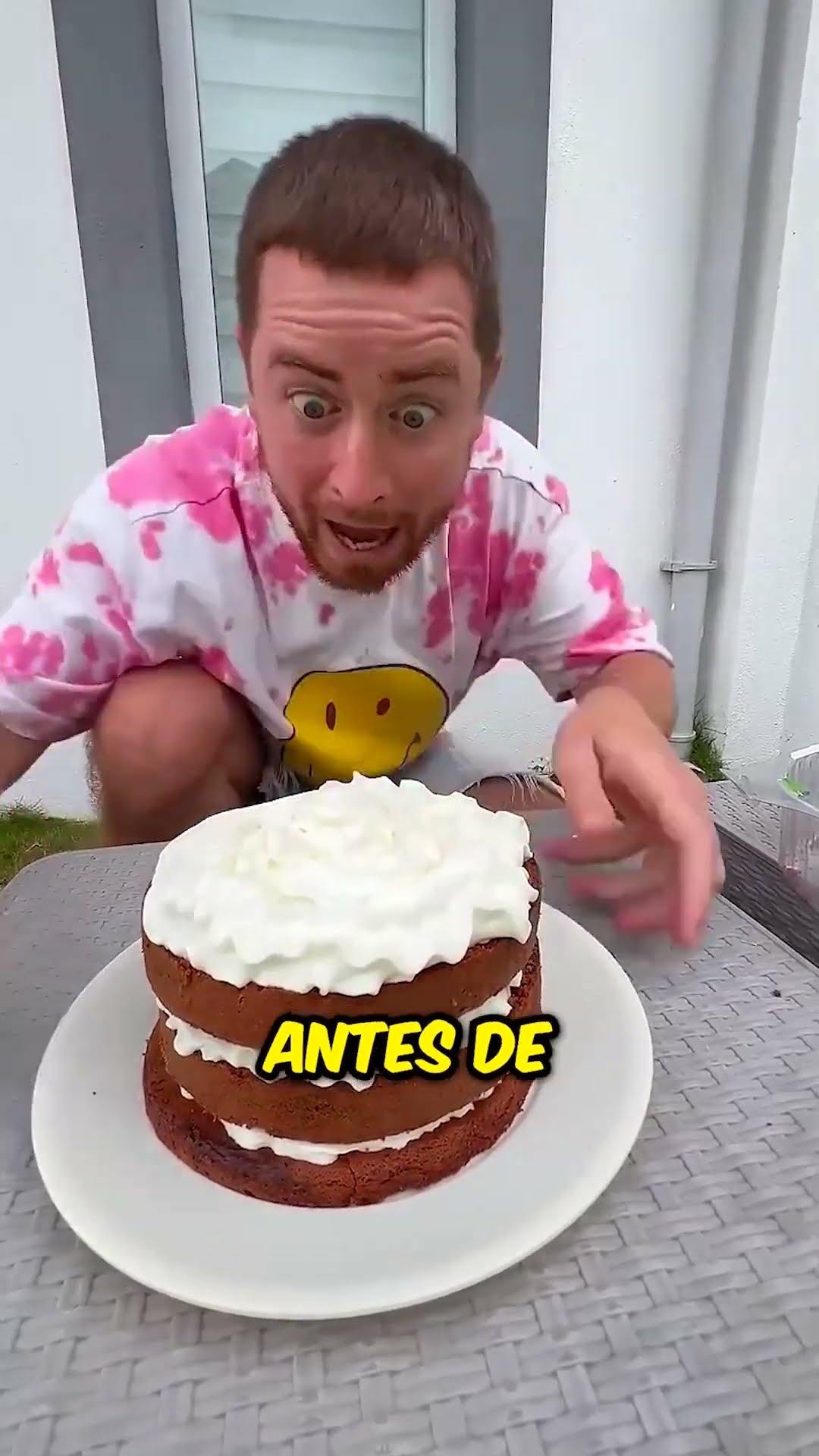 Logró salvar su chocolate, ¡pero luego volvió a resbalar! ???