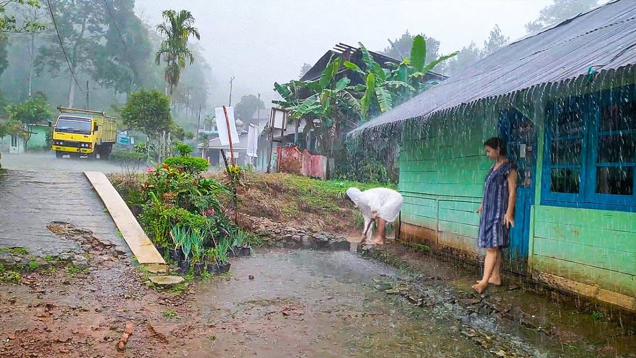 Сильный дождь и гроза в деревне || Спать под шум дождя