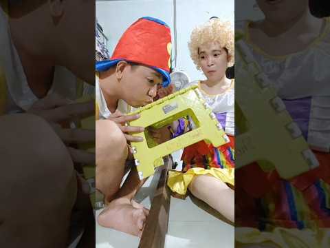 Kakaka was so funny when He smelled the chair the girl gave him 😝😆 #clowntieumuoi #funny