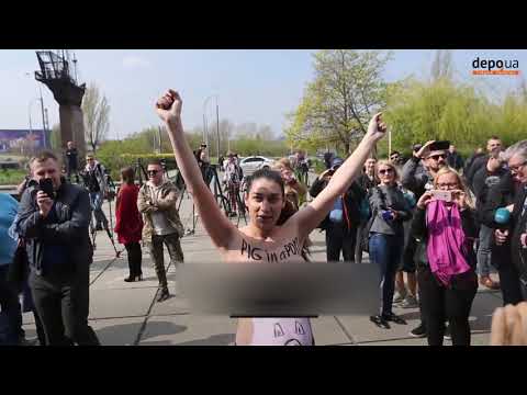 FEMEN с голой грудью пришла на голосование Зеленского