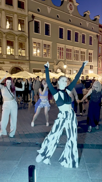Spontaneous Dance By Girls Coming Out Of Public 😲| VENTE  PA CA  #shorts