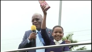 MWANAFUNZI AMKUNA RAIS MAGUFULI NA KUPANDISHWA KWENYE GARI LA RAIS  NA KUPEWA PESA