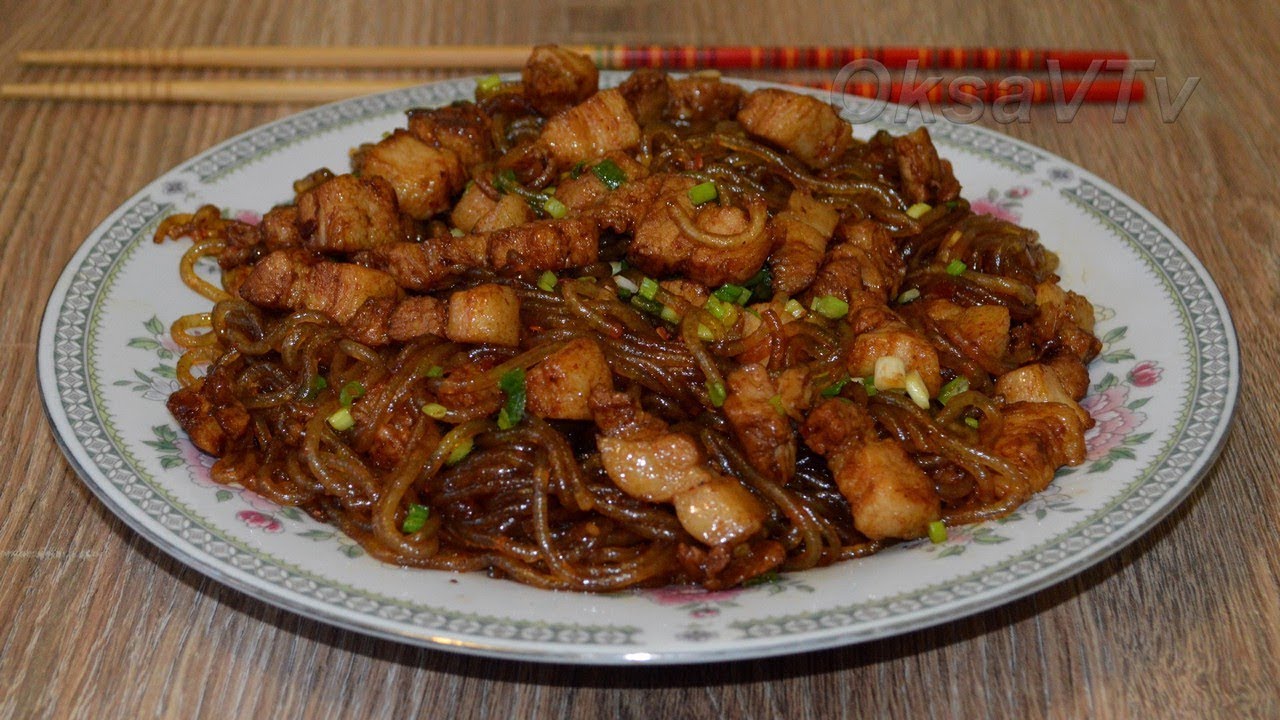 ⁣Жареная лапша со свининой (猪肉炒粉条, Zhūròu chǎo fěntiáo). Китайская кухня. Pork fried noodles.