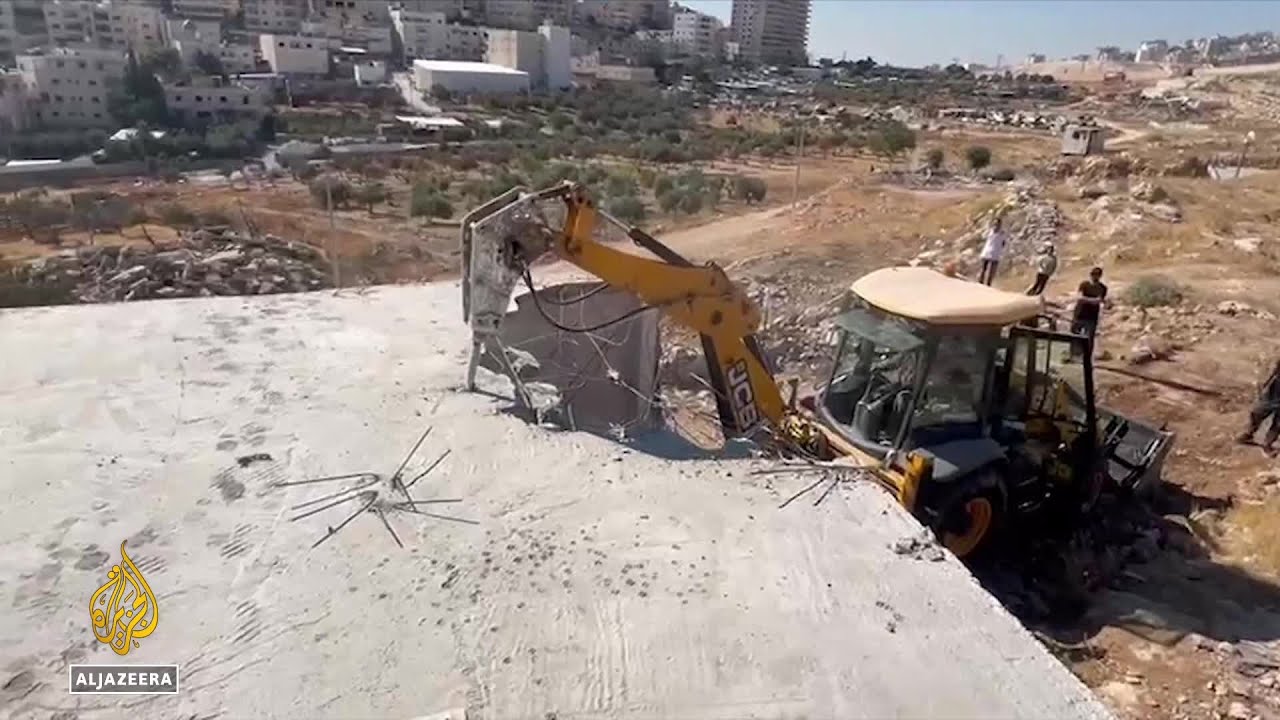 الفلسطينيون يُجبرون على هدم منازلهم في الضفة الغربية المحتلة