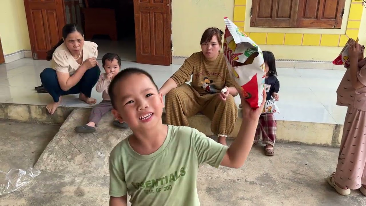 Chị sen đi sắm tết cho ông bà ngoại