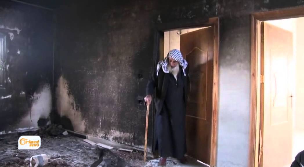 أبو عبد العزيز الديري يتفقد منزله المدمر بعد تحرير الشيخ مسكين