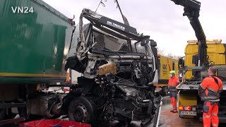 03.02.2021 - VN24 - ห้องโดยสารของคนขับขาดหลังจากเกิดอุบัติเหตุรถบรรทุกบนมอเตอร์เวย์ A1