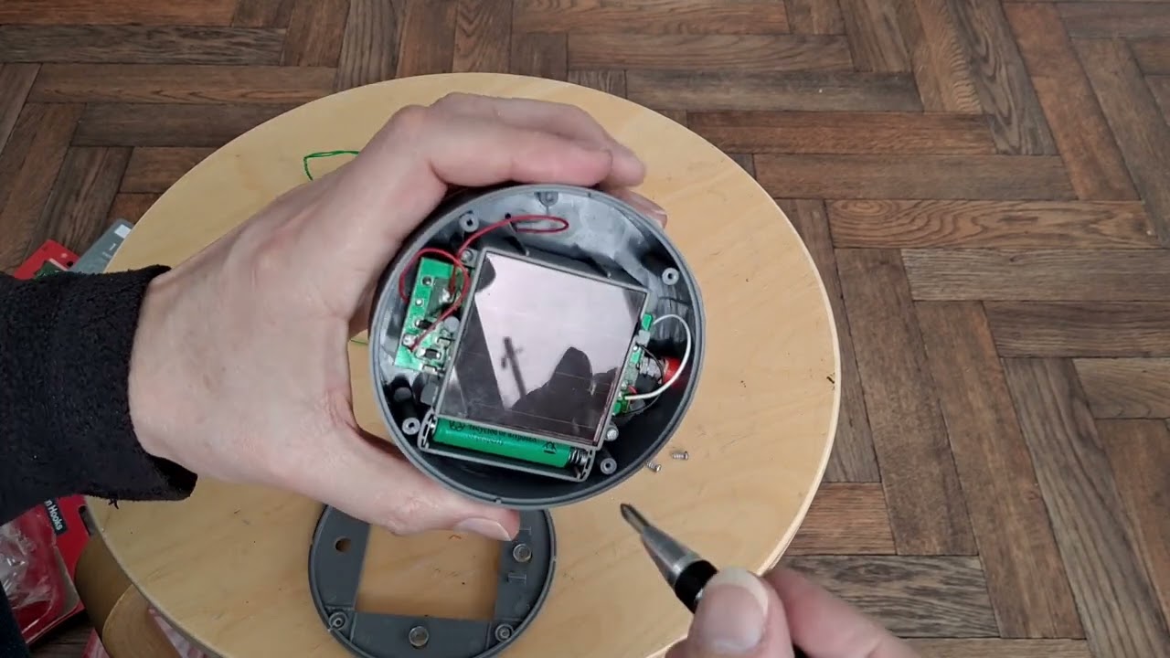 太陽に蟻 Peek inside a solar bug zapper - YouTube