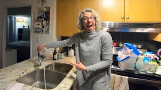 I Teach my Friend how to change her Kitchen Faucet | It's easy to replace your own tap