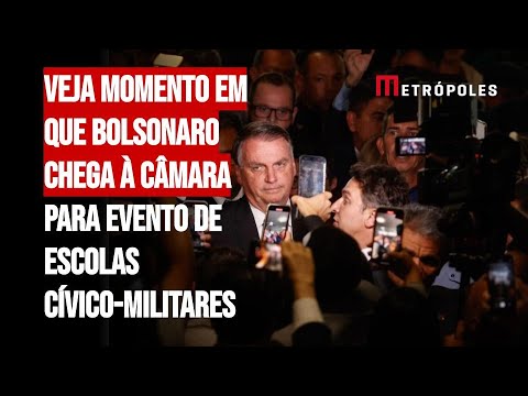 Veja momento em que Bolsonaro chega à Câmara para evento de escolas cívico-militares