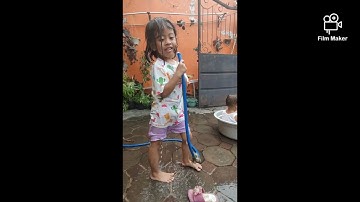Bermain hujan buatan..