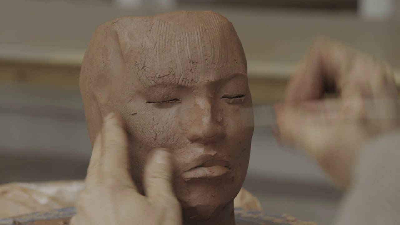Cristina Córdova sculpts a head