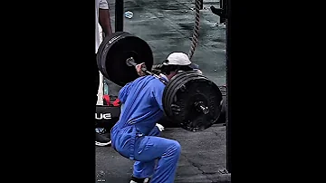He Squatted 180kg While Talking On The Phone With One Hand 