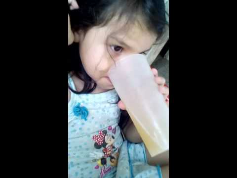 La Niña Bebe Jugo