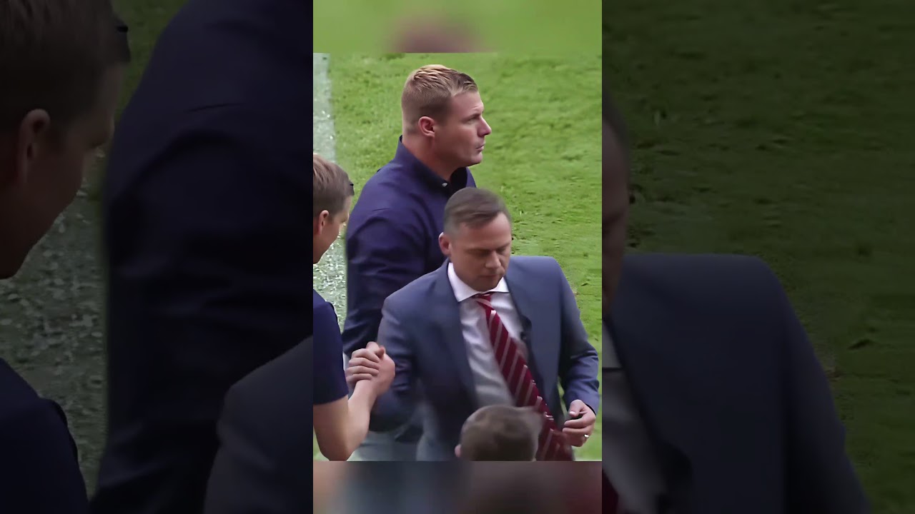 He accidentally scored while trying to show fair play...😳