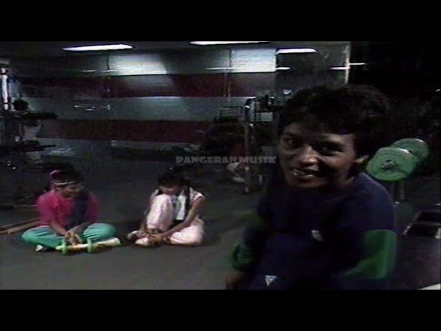 Muchlas Adi Putra - Rambut Hitam Kepang Dua (1988) (Original Music Video) class=