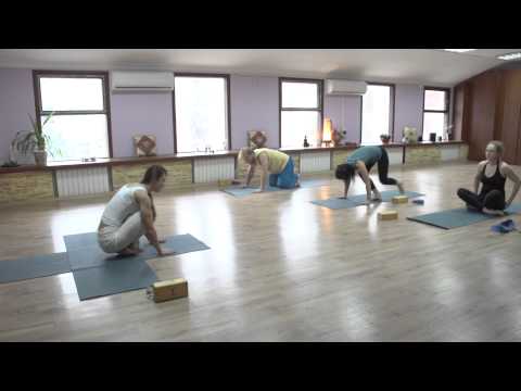 Видео: KOZM е йога марка, изградена с мъже в ума