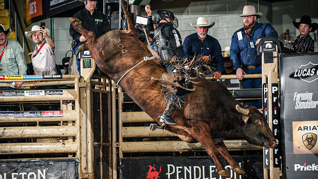 90-PT RIDE: Sage Steele Kimzey rides Lights Out for 92.60 points