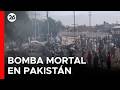 🇵🇰 ATENTADO MORTAL | Una bomba provoca descarrilamiento de tren en Pakistán