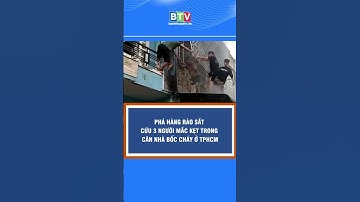 PHÁ HÀNG RÀO SẮT, CỨU 3 NGƯỜI MẮC KẸT TRONG CĂN NHÀ BỐC CHÁY Ở TPHCM #shorts