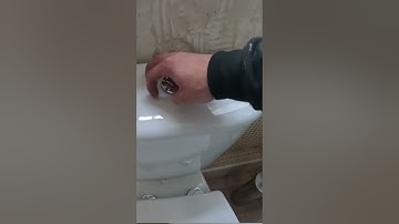 Hoe verwijder je het deksel van een toiletreservoir ⚒️🙌 #howto #loodgieter #loodgieterswerk #badk...