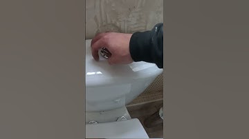 Hoe verwijder je het deksel van een toiletreservoir ⚒️🙌 #howto #loodgieter #loodgieterswerk #badk...