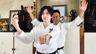 видео: Удар «Санчин»! Каратистка получает удар в спину и удар ногой по нижней части тела! картинка: Удар «Санчин»! Каратистка получает удар в спину и удар ногой по нижней части тела!