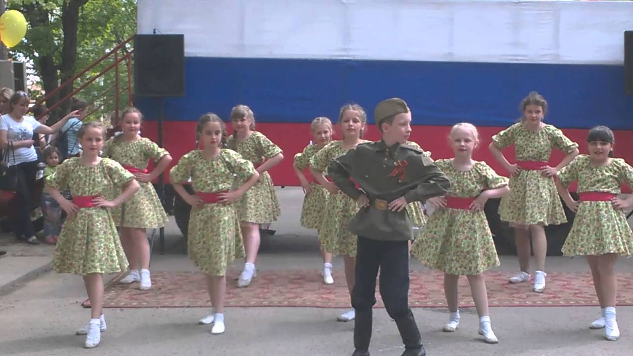 Танец на 9 мая в начальной школе. Костюм для танца Катюша. Платье для военного танца Катюша. Платье для военного вальса. Платье для танца на 9 мая.