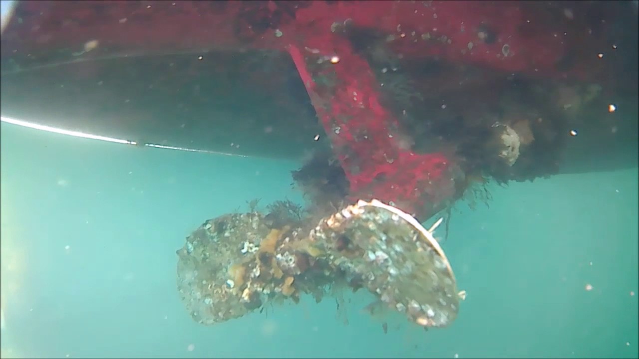 30 ft Sailing Boat Dirty Propeller - YouTube