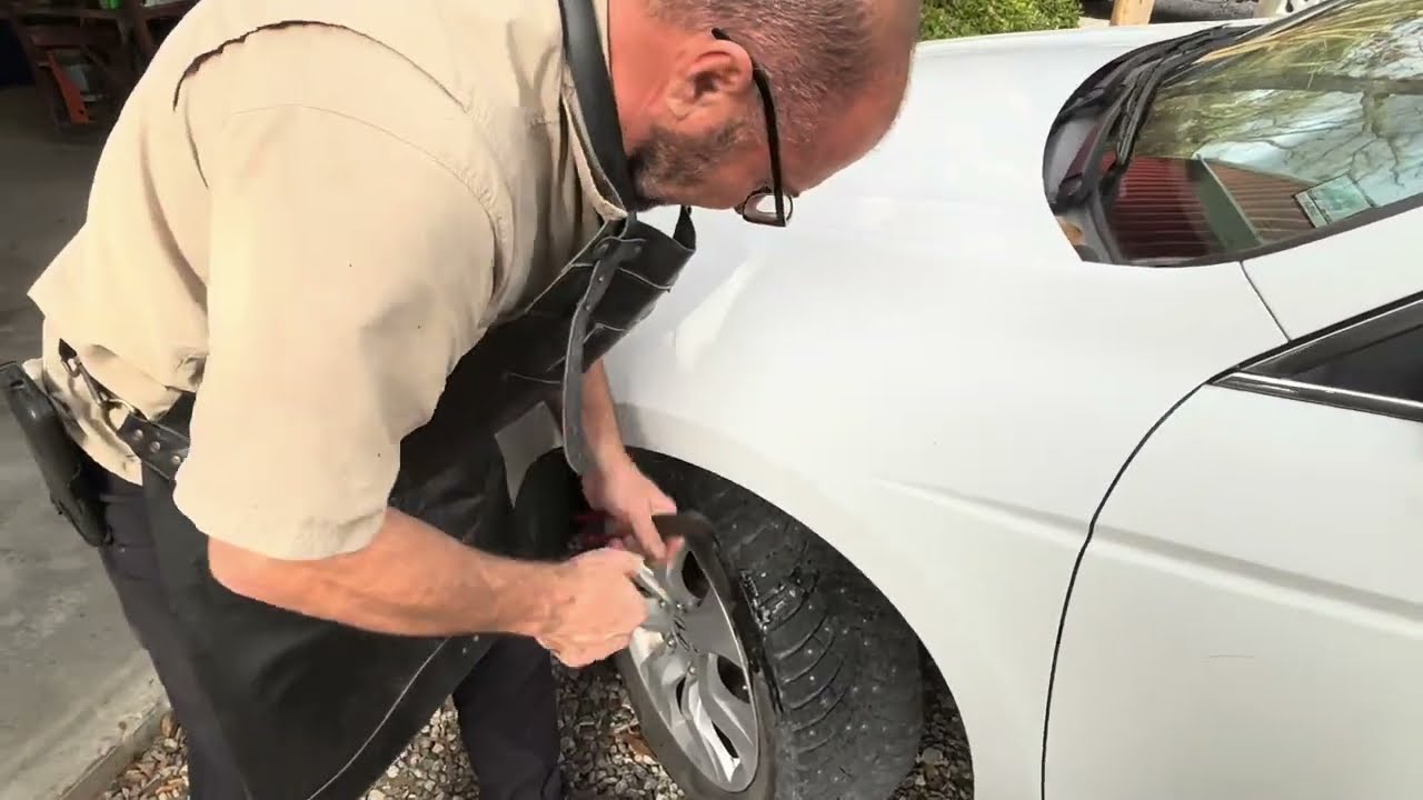 Заделать гвоздь в шине с помощью саморезов проще, чем с помощью старых заплаток.