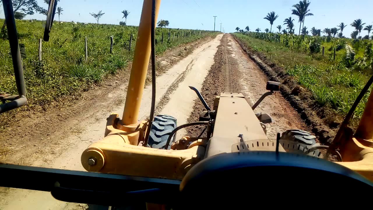 Motoniveladora cortar estrada vicinal
