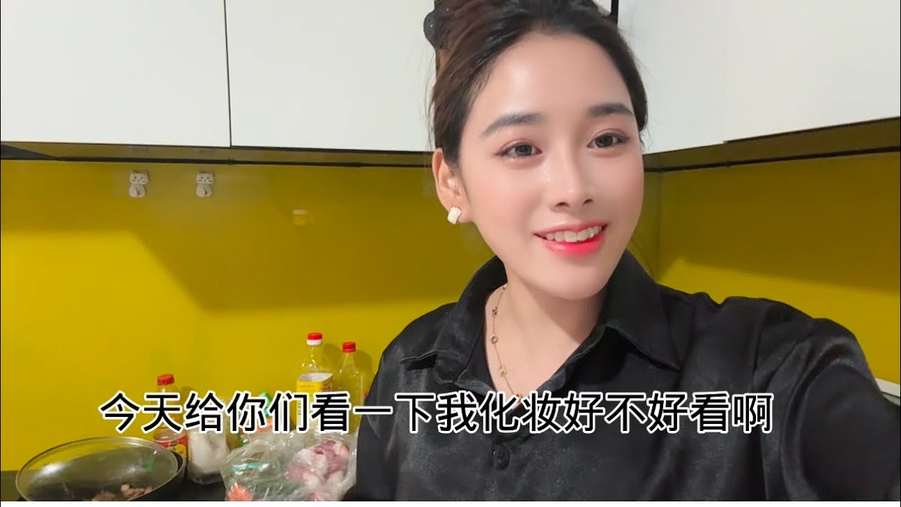 第一次学化妆，脸看着亮堂了，心情更亮，娃说想吃苦瓜汤，特意煮了带去学校，亲眼看着他全喝完，太开心了！老师夸娃还送水果，这日常也太暖心啦，就盼我家宝贝好好读书，将来有底气选自己喜欢的生活！