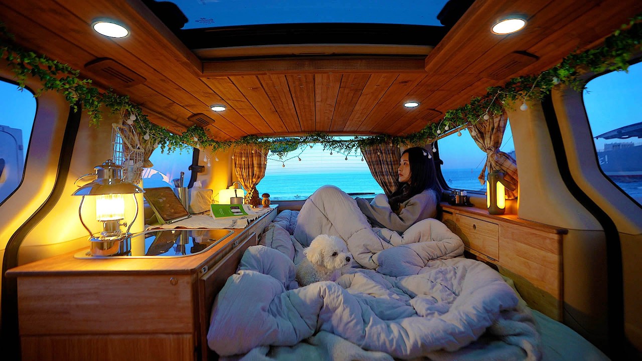 Уютный кемпинг на машине в одиночестве на тихом зимнем море.