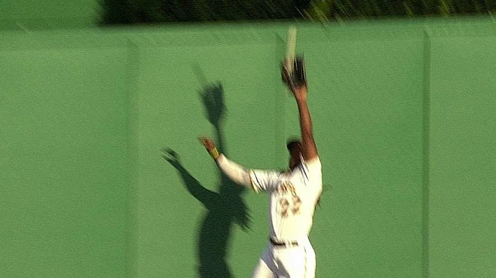 MIL@PIT: McCutchen robs Braun with great leaping grab