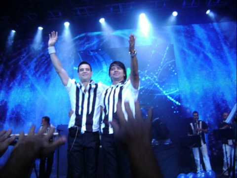 Watch the video for Somos Tres