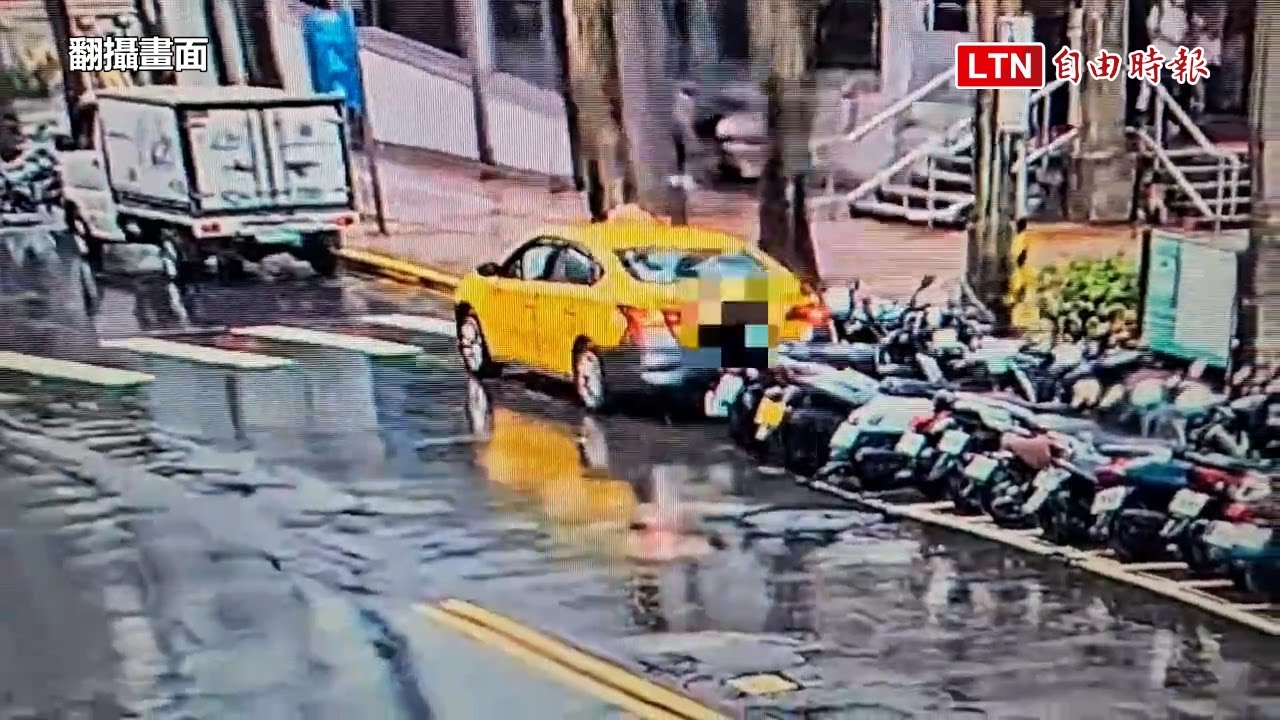 小黃司機倒車擦撞共享機車 卻為「這原因」與騎士當街大吵