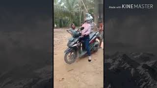 Viral!!  Pengendara motor menyeberang sungai dengan cara menggantung di tali