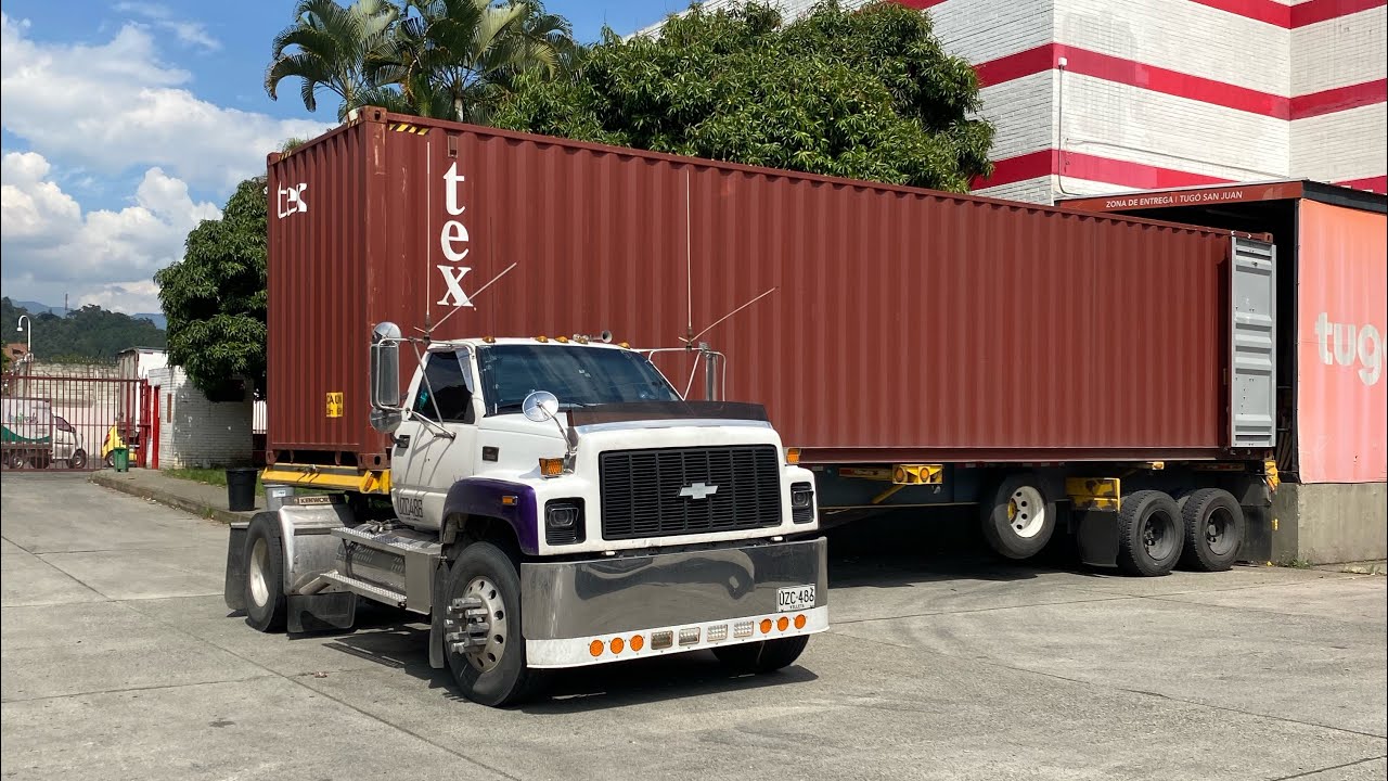 Por fin cambiamos el panorámico 🙌🏼 /Nuestro primer viaje a Medellín juntos 🚛 ya tenemos aire y radio