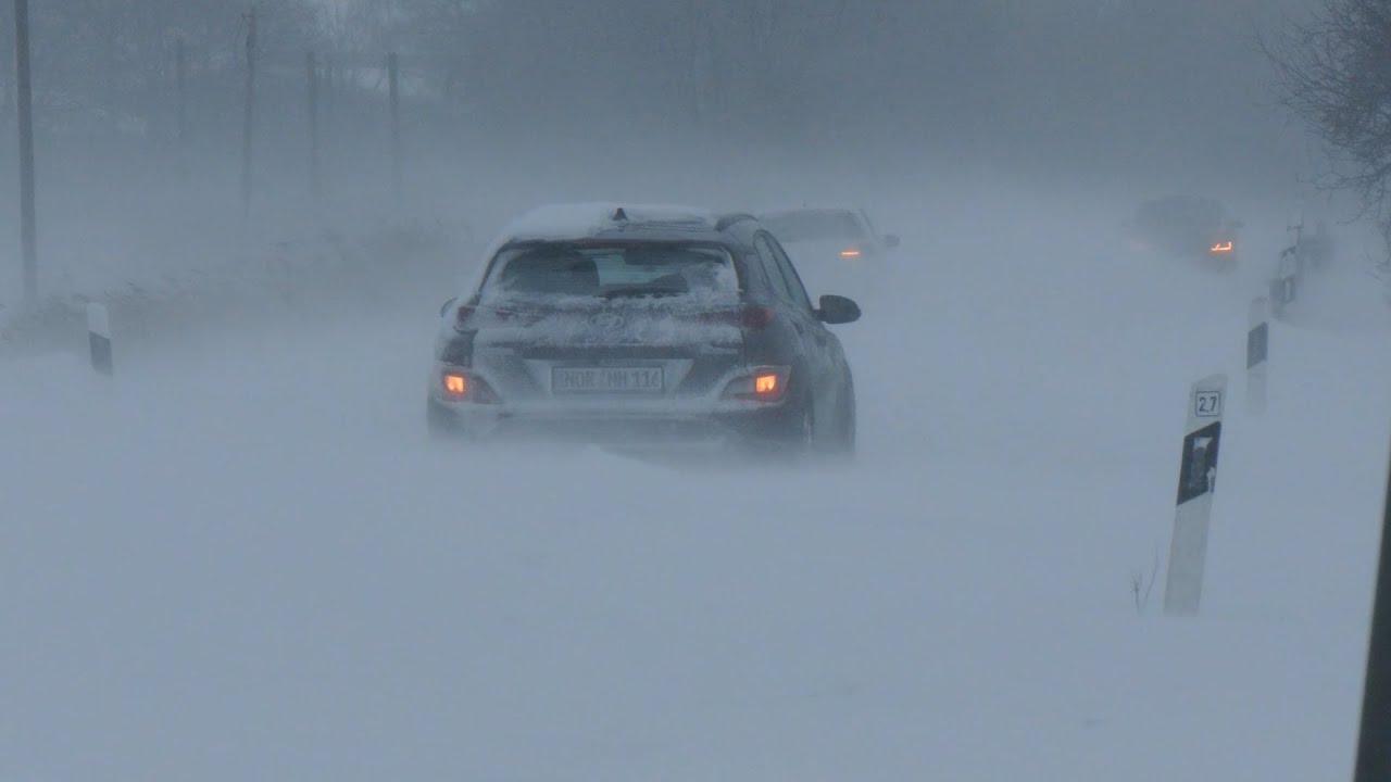 SCHNEESTURM 'ELLI' FEGT ÜBER OSTFRIESLAND - STARKE SCHNEEVERWEHUNGEN - THW IM EINSATZ