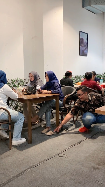 Prank ambil sandal gadis cantik lucu bgt reaksinya bingung #prank #viral #shorts #trending #funny