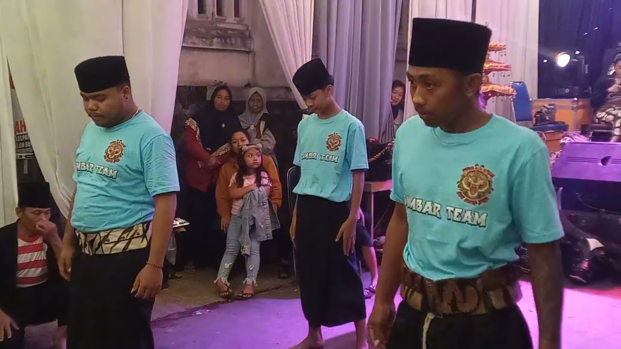 persatuan pencak silat new putro joyo dan debus pedang maut gading kulon dau malang