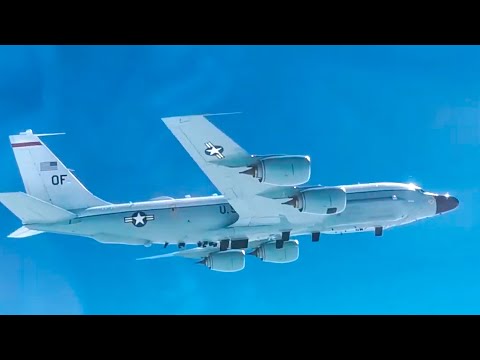 Истребитель J-16 Китая перехватывает самолет RC-135 США
